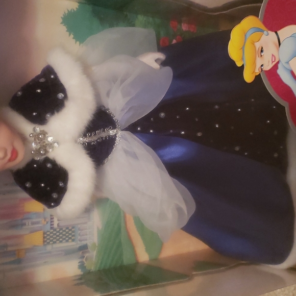 Cinderella porcelain keepsake doll - Picture 8 of 11